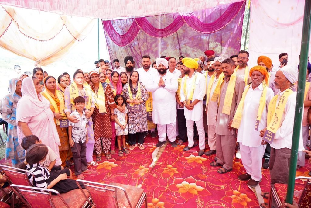 ਕਾਂਗਰਸ ਦੇ ਦਰਜਨਾਂ ਵਰਕਰ ਆਮ ਆਦਮੀ ਪਾਰਟੀ ‘ਚ ਸ਼ਾਮਲ, ਹਰਜੋਤ ਬੈਂਸ ਨੇ ਕੀਤਾ ਸਵਾਗਤ