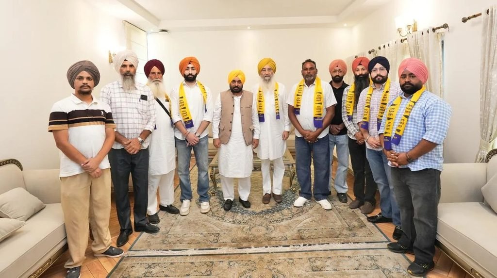 ਸਾਬਕਾ ਵਿਧਾਇਕ ਰਵਿੰਦਰ ਸਿੰਘ ਬ੍ਰਹਮਪੁਰਾ ਸਾਥੀਆਂ ਸਮੇਤ ‘ਆਪ’ ‘ਚ ਸ਼ਾਮਲ, ਸੀਐਮ ਮਾਨ ਨੇ ਕੀਤਾ ਸਵਾਗਤ