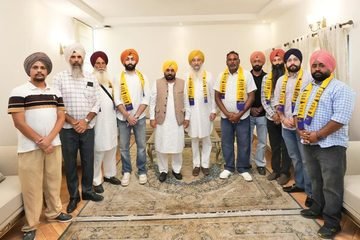ਸਾਬਕਾ ਵਿਧਾਇਕ ਰਵਿੰਦਰ ਸਿੰਘ ਬ੍ਰਹਮਪੁਰਾ ਸਾਥੀਆਂ ਸਮੇਤ ‘ਆਪ’ ‘ਚ ਸ਼ਾਮਲ, ਸੀਐਮ ਮਾਨ ਨੇ ਕੀਤਾ ਸਵਾਗਤ