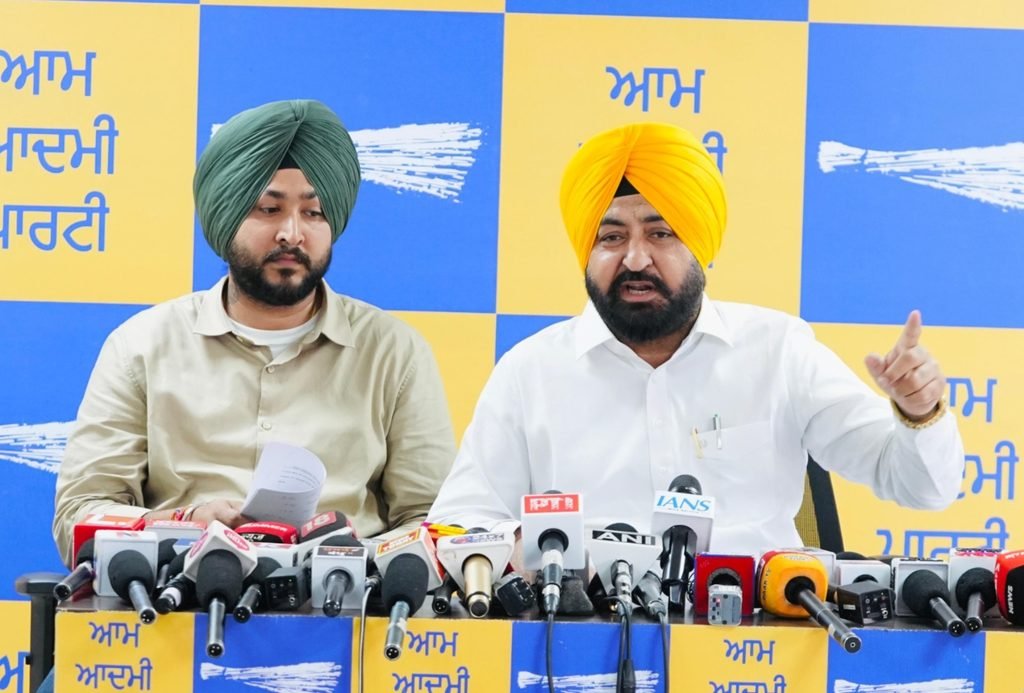 ਰਵਨੀਤ ਬਿੱਟੂ ਦੇ ਅਮਰੀਕਾ ਜਾਣ ਦੇ ਦਾਅਵੇ ’ਤੇ ਮੁੰਡੀਆਂ ਦਾ ਪਲਟਵਾਰ, ਬੋਲੇ- ਪੰਜਾਬੀ ਡਰਨ ਵਾਲੇ ਨਹੀਂ