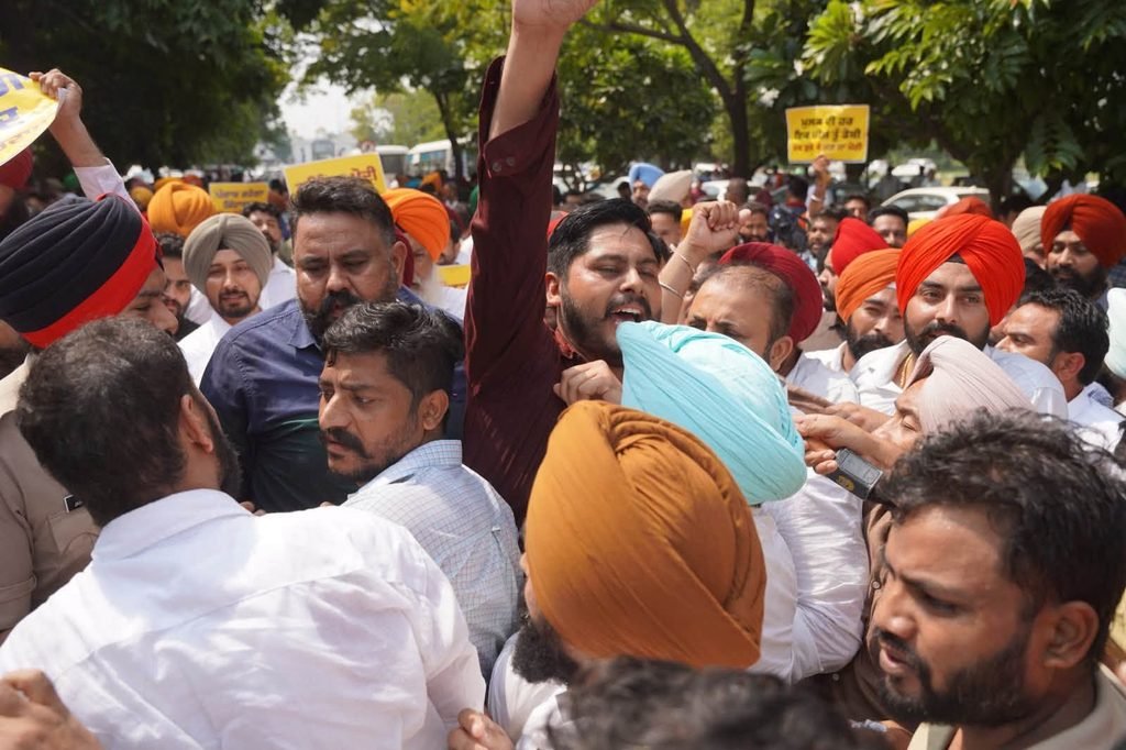 ED ਦੀ ਛਾਪੇਮਾਰੀ ਖ਼ਿਲਾਫ਼ ‘ਆਪ’ ਦਾ ਮੋਹਾਲੀ ’ਚ ਪ੍ਰਦਰਸ਼ਨ, ਸ਼ੈਰੀ ਕਲਸੀ ਬੋਲੇ- ਦਬਾਅ ਬਣਾਉਣ ਦੀ ਕੋਸ਼ਿਸ਼