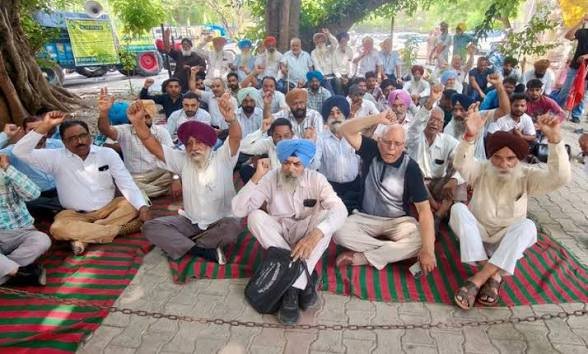 ਪੰਜਾਬ ‘ਚ ਸਰਕਾਰੀ ਮੁਲਾਜ਼ਮਾਂ ਦੀ ਹੜਤਾਲ ਖ਼ਤਮ, ‘ਨੋ ਵਰਕ ਨੋ ਪੇ’ ਪੱਤਰ ਵੀ ਵਾਪਸ ਲੈਣ ਦਾ ਕੀਤਾ ਵਾਅਦਾ
