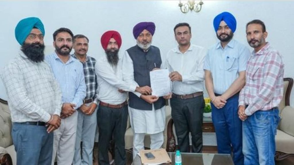 ਪੰਜਾਬ ਦੇ 180 ETT TET-Pass ਅਧਿਆਪਕਾਂ ਨੂੰ ਤਨਖਾਹ ਸਬੰਧੀ ਰਾਹਤ, ਵਿੱਤ ਮੰਤਰੀ ਹਰਪਾਲ ਚੀਮਾ ਨੇ ਸੌਂਪਿਆ ਸਰਕਾਰੀ ਹੁਕਮ