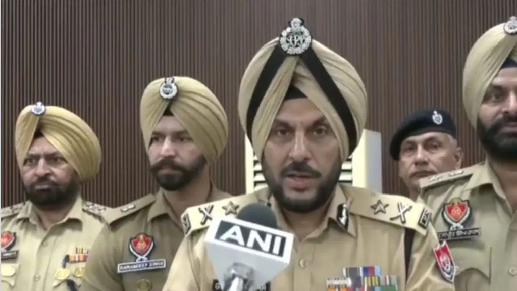 ਪੰਜਾਬ ‘ਚ ਸਰਹੱਦ ਪਾਰੋਂ ਹਥਿਆਰਾਂ ਦੀ ਤਸਕਰੀ ਕਰਨ ਵਾਲੇ ਰੈਕੇਟ ਦਾ ਪਰਦਾਫਾਸ਼; ਮੁਲਜ਼ਮ ਨੂੰ AK-47 ਤੇ ਹੱਥਗੋਲੇ ਸਮੇਤ ਗ੍ਰਿਫ਼ਤਾਰ ਕੀਤਾ