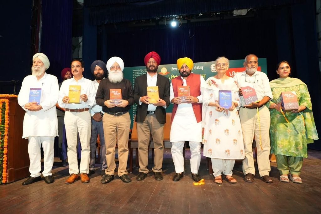 ‘ਪੰਜਾਬ ਦਾ ਇਤਿਹਾਸ’ ਦੀਆਂ ਤਿੰਨ ਜਿਲਦਾਂ ਜਾਰੀ, 1,980 ਸਫ਼ਿਆਂ ‘ਚ ਦਰਜ ਪੰਜਾਬ ਦੀ ਵਿਰਾਸਤ