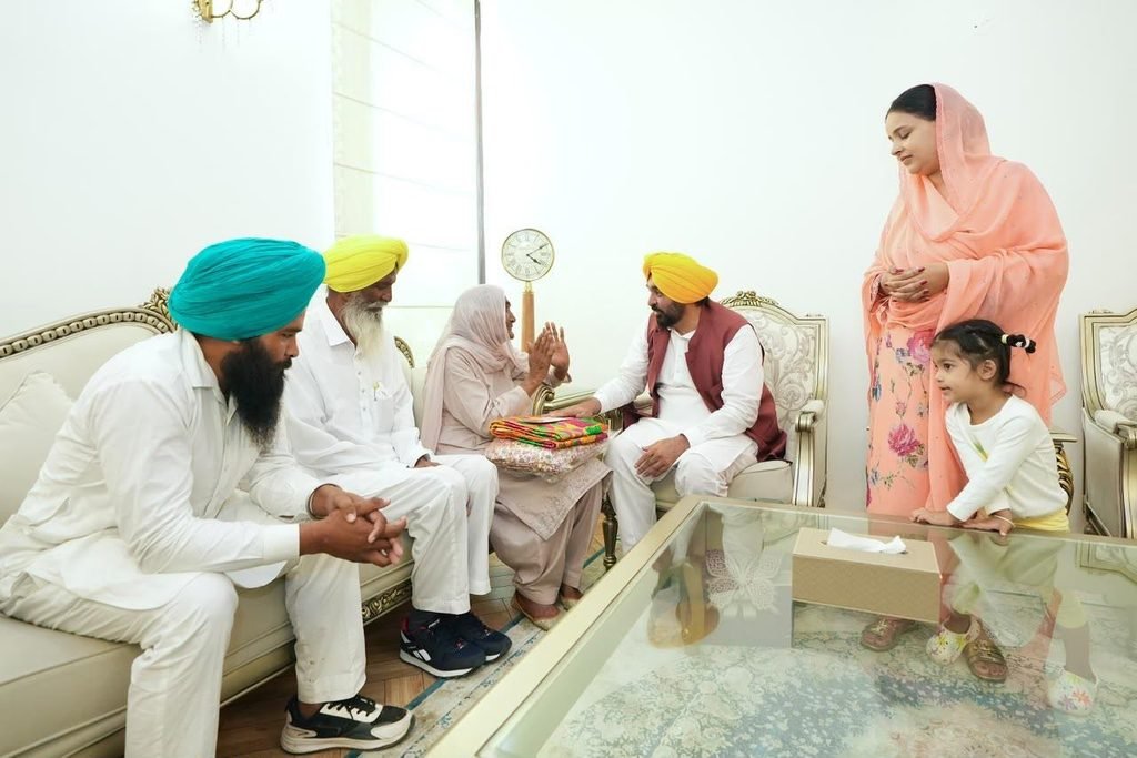 ਮਾਨ ਨੇ ਪੰਜਾਬ ਦੀ ਹਰ ਮਾਂ-ਭੈਣ ਨੂੰ ‘ਮਾਵਾਂ-ਧੀਆਂ ਸਤਿਕਾਰ ਯੋਜਨਾ’ ਦੀ ਬ੍ਰਾਂਡ ਅੰਬੈਸਡਰ ਐਲਾਨਿਆ