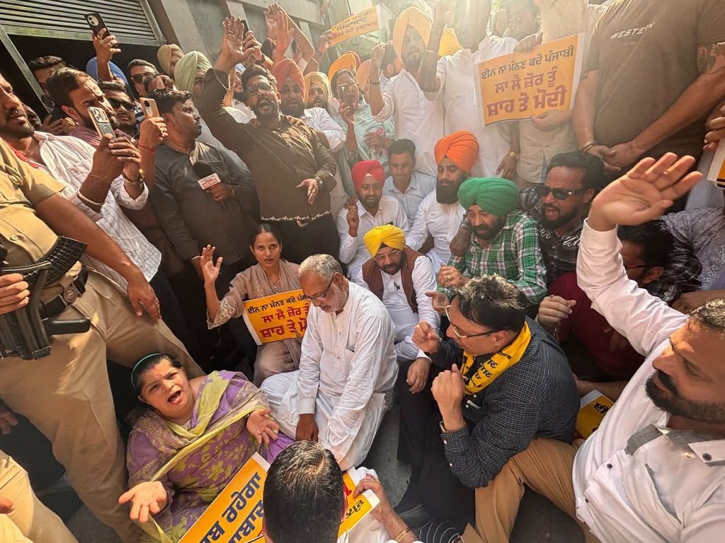 ED-CBI ਦੀ ਕਥਿਤ ਦੁਰਵਰਤੋਂ ਖ਼ਿਲਾਫ਼ ‘ਆਪ’ ਦਾ ਪੰਜਾਬ ਭਰ ’ਚ ਪ੍ਰਦਰਸ਼ਨ, ਪਟਿਆਲਾ, ਅੰਮ੍ਰਿਤਸਰ, ਲੁਧਿਆਣਾ ਤੇ ਬਰਨਾਲਾ ’ਚ ਰੋਸ ਮਾਰਚ