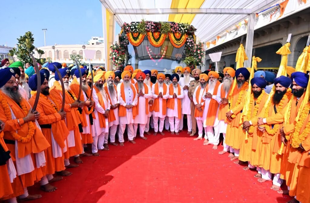 ਸ੍ਰੀ ਗੁਰੂ ਰਾਮਦਾਸ ਜੀ ਦੇ ਪ੍ਰਕਾਸ਼ ਗੁਰਪੁਰਬ ਮੌਕੇ ਸ੍ਰੀ ਅਕਾਲ ਤਖ਼ਤ ਸਾਹਿਬ ਤੋਂ ਸਜਾਇਆ ਵਿਸ਼ਾਲ ਨਗਰ ਕੀਰਤਨ, ਹੈਲੀਕਾਪਟਰ ਰਾਹੀਂ ਹੋਈ ਫੁੱਲਾਂ ਦੀ ਵਰਖਾ